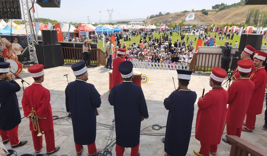 Ahlat’ta Malazgirt Zaferi’nin 955. Yılı Kutlamalarında Mehteran Gösterisi