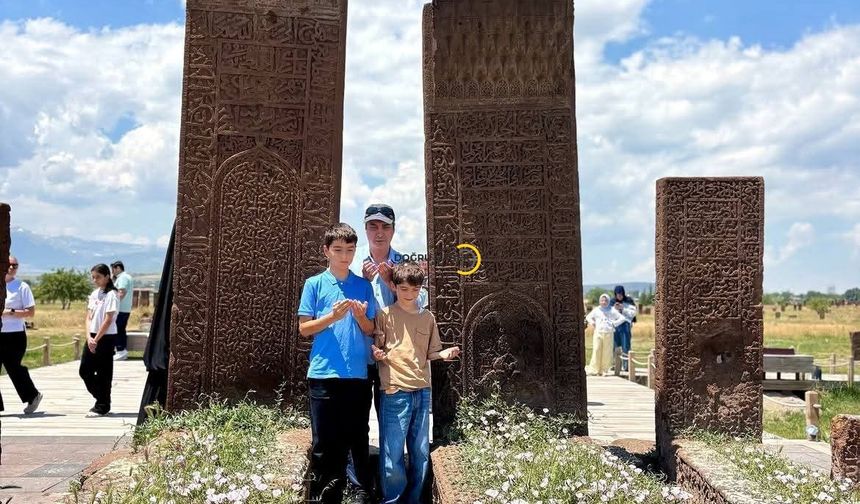 Necati Şaşmaz, Ahlat Selçuklu Mezarlığı’nı Ziyaret Etti