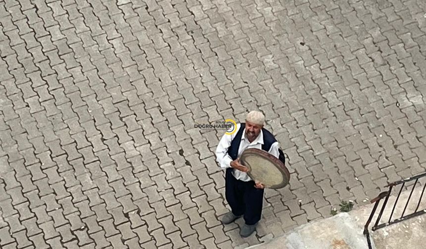 Bitlis’te Merak Uyandıran Görüntü: Elinde Def, Siteleri Gezip İlahi Söyledi