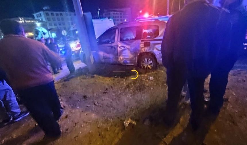 Bitlis’te kavşakta kaza: 6 kişi yaralandı