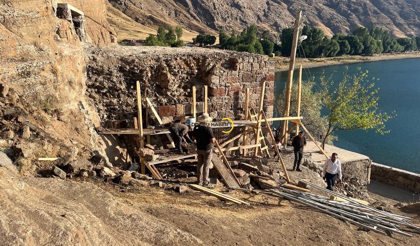 Bitlis’te Türbe Yenileniyor, Yol Tepki Çekiyor