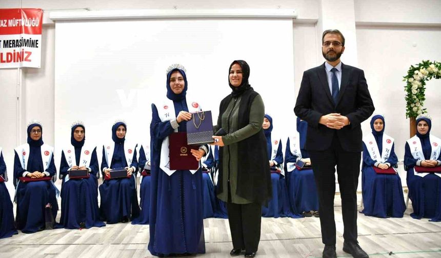 Adilcevaz’da 19 Hafız İçin İcazet Töreni