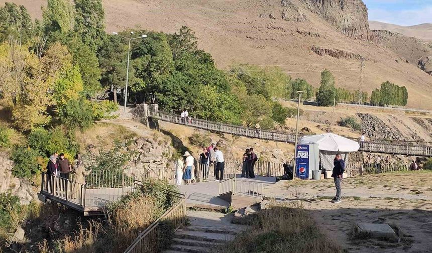 Muradiye Şelalesi İranlı Turistleri Büyülüyor