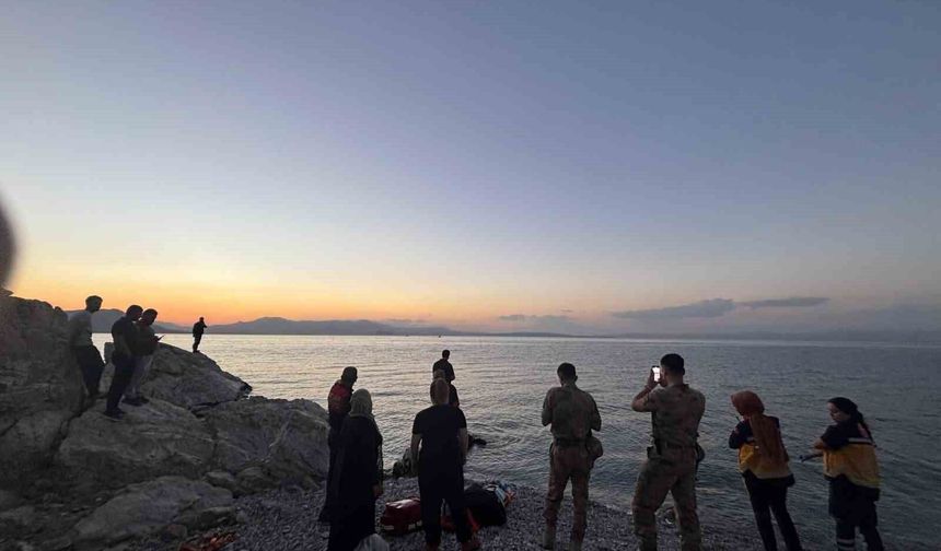 Tatvan’da Kayalıklarda Mahsur Kalan Genç Kız Kurtarıldı