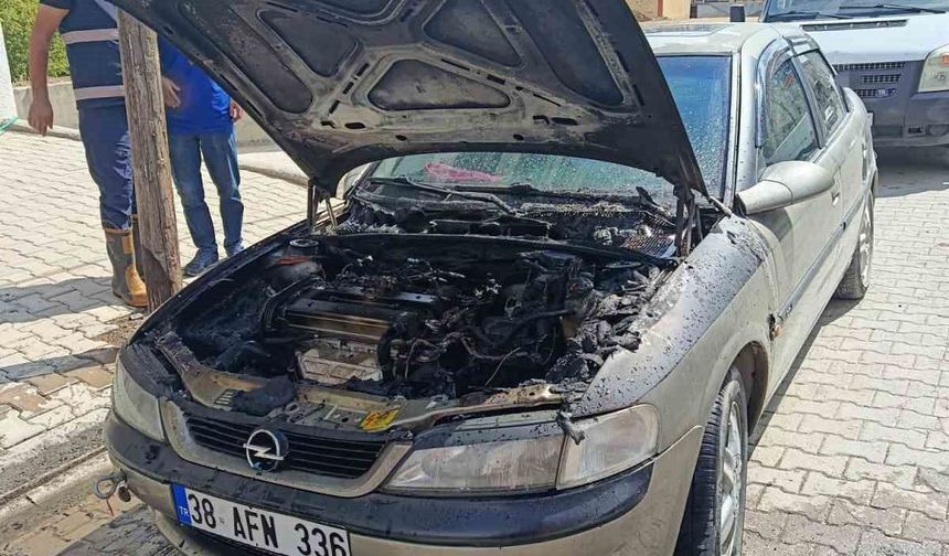 Tatvan’da Park Halindeki Otomobil Alevlere Teslim Oldu