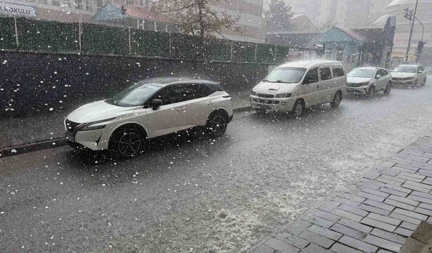 Tatvan’da Sağanak Ve Dolu Etkili Oldu