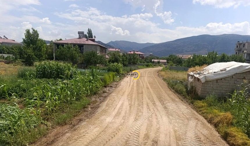 Güroymak’ta Yeşilova Mahallesi’nin Yolunda Çalışmalar Sürüyor