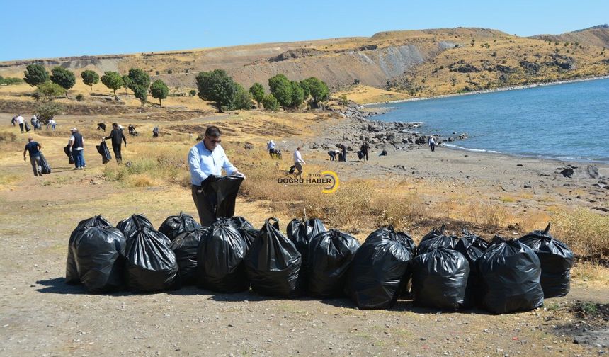 Van Gölü sahilinde 4 ton çöp toplandı