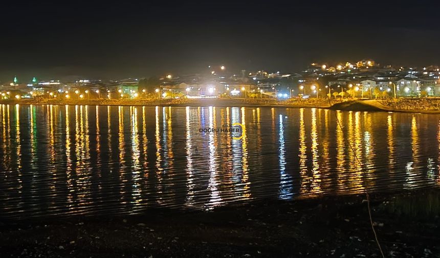 Tatvan Sahili Gece Işıltısıyla Büyülüyor