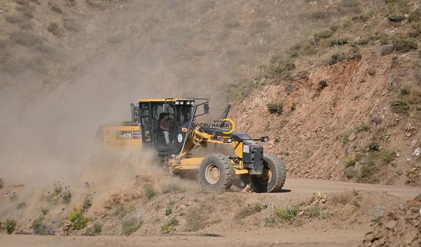 Köy Yollarında Çalışmalar Sürüyor: Heyelanlar Temizleniyor, Yollar Genişletiliyor