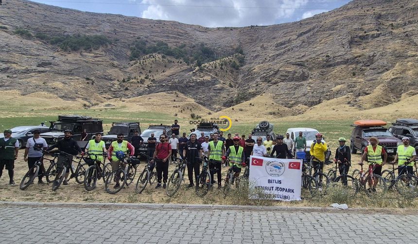 Van Gölü havzasındaki güzelliklere dikkat çekmek amacıyla 44 kilometre pedal çevirdiler