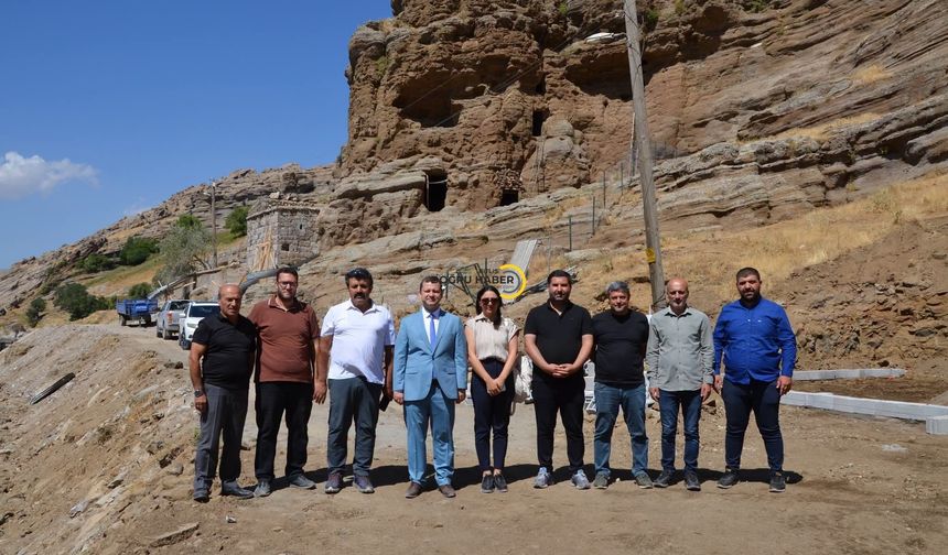 Tatvan’da Hüseyin Dede Türbesi’nde Restorasyon Çalışmaları İncelendi