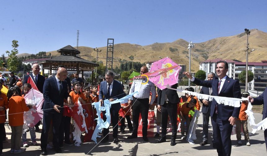 Bitlis’te Çocuklar Gazze’deki akranları için uçurtmalarını gökyüzüne bıraktı