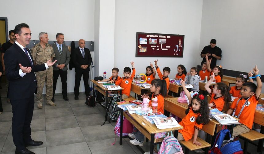Bitlis Valisi Karakaya’dan Okul Ziyareti: 93 Bin Öğrenci İçin Yeni Eğitim Yılı Başladı