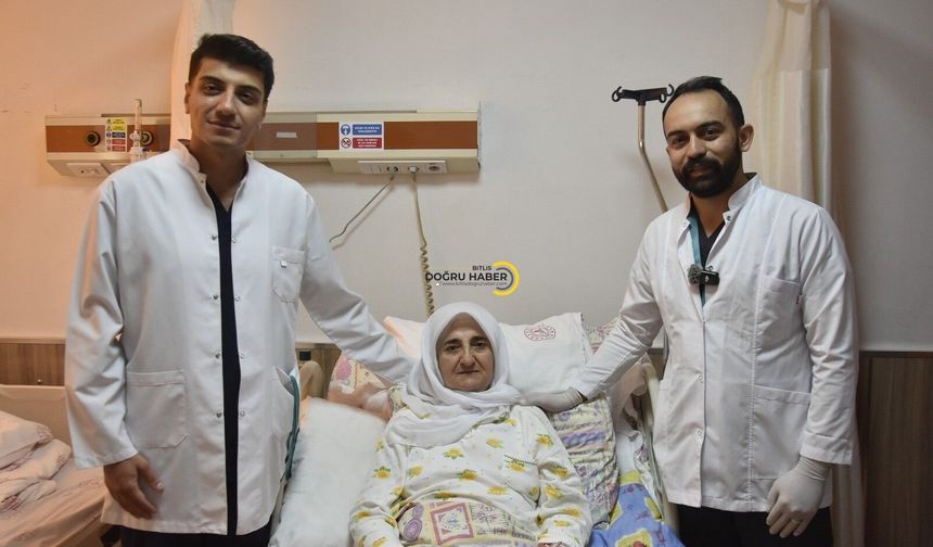 Bitlis’te 70 yaşındaki hastaya 7,5 saatlik kapalı bağırsak ameliyatı
