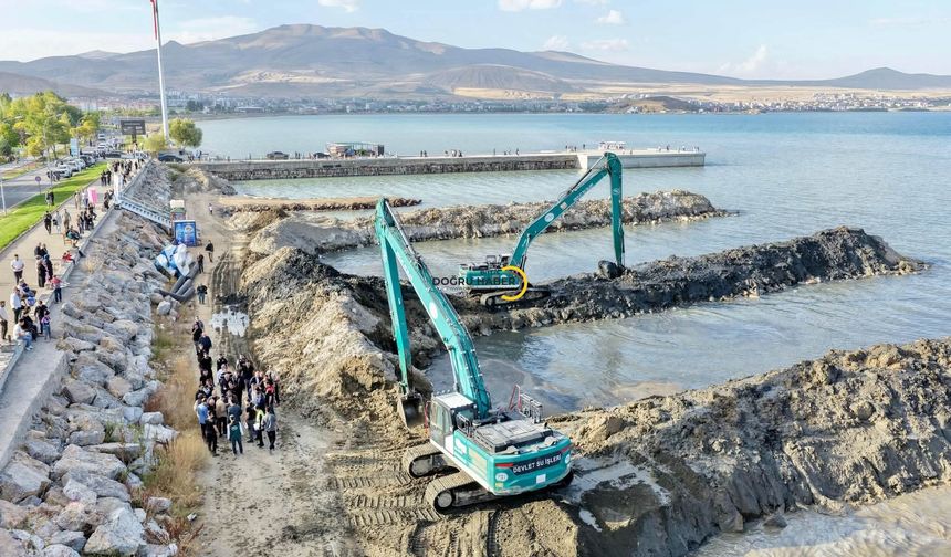 Tatvan’da Van Gölü İçin Dip Çamuru Temizliği Sürüyor
