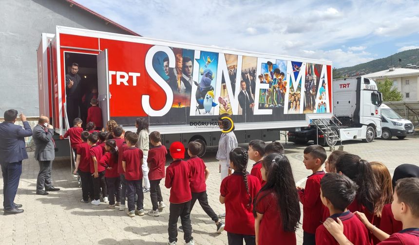 TRT Sinema Tırı, Sinemayı Çocukların Ayağına Götürüyor