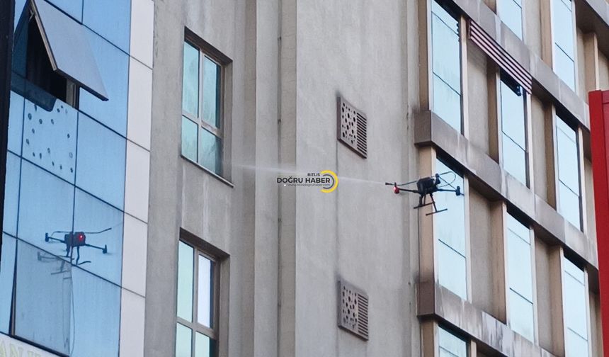 Tatvan’da Cam Temizliğinde İlginç Yöntem: Drone ile Yıkadılar