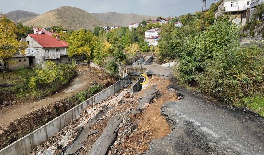 Bitlis’te aşırı yağış nedeniyle yolda çökme meydana geldi