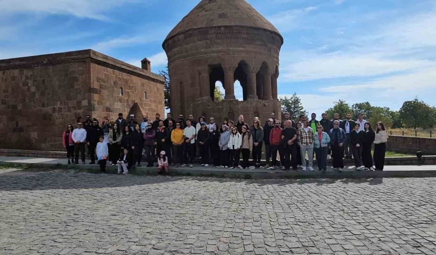 Ahlat’ın Tarihi Güzelliklerini 100 Doğasever Keşfetti
