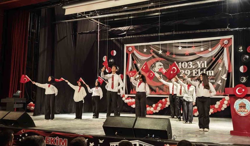 Ahlat’ta Cumhuriyet Bayramı Coşkusu: Öğrencilerden Anlamlı Gösteriler