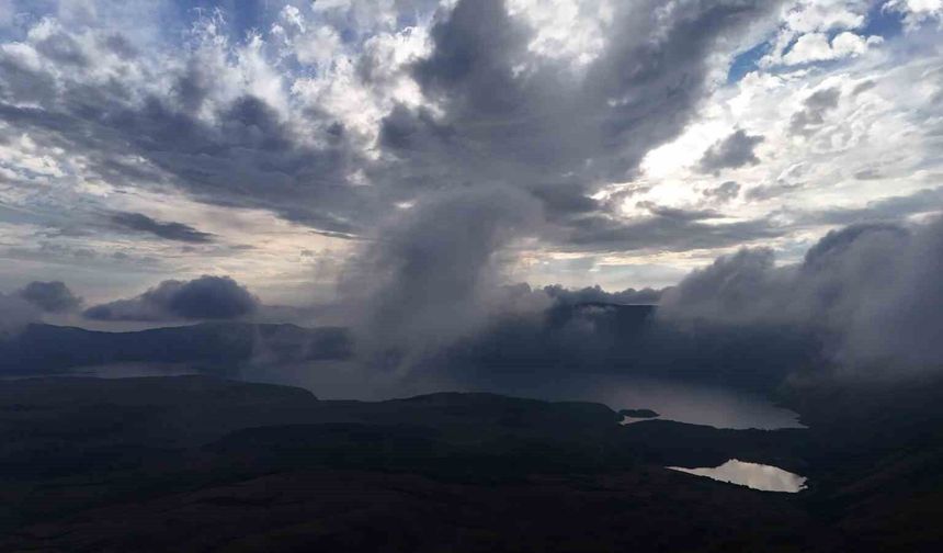 Bulutlar Nemrut Kalderası'nı Sardı