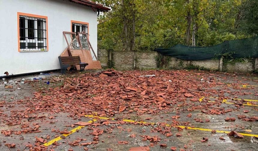 Hortumda Çatısı Uçan Okulu Mahalleli El Birliğiyle Onardı