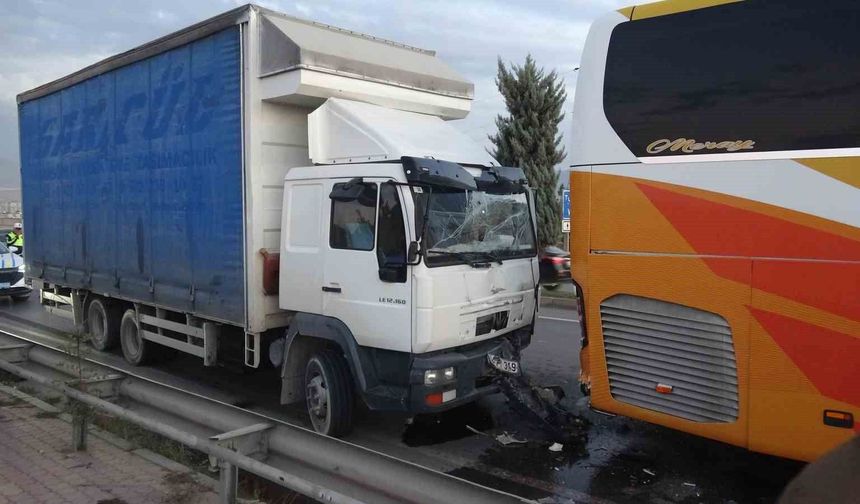 Malatya’da Yolcu Otobüsü İle Kamyon Çarpıştı