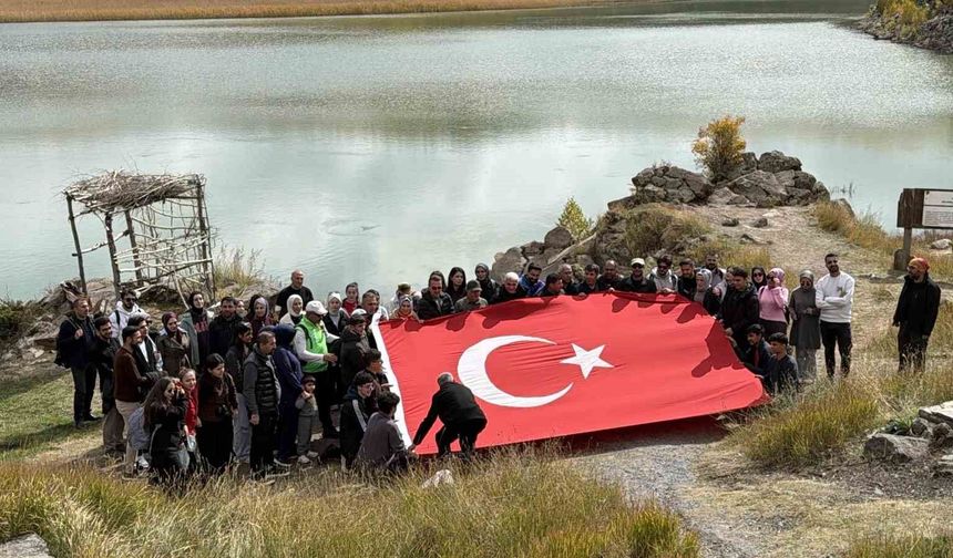 Nemrut Kalderası’nda 100 Kişiyle Doğa Yürüyüşü