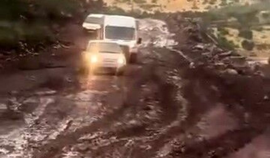 Pervari’de Yağış Ulaşımı Felç Etti