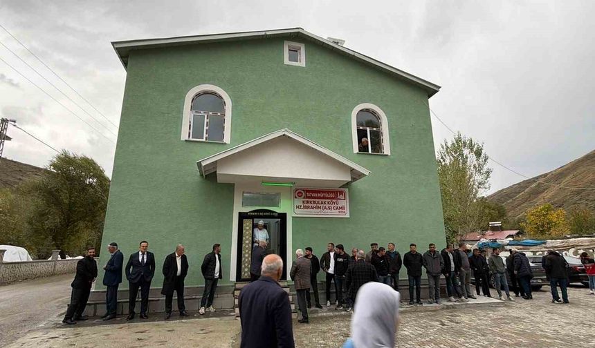 Tatvan’da Hayırseverlerin Desteğiyle Yapılan Cami İbadete Açıldı