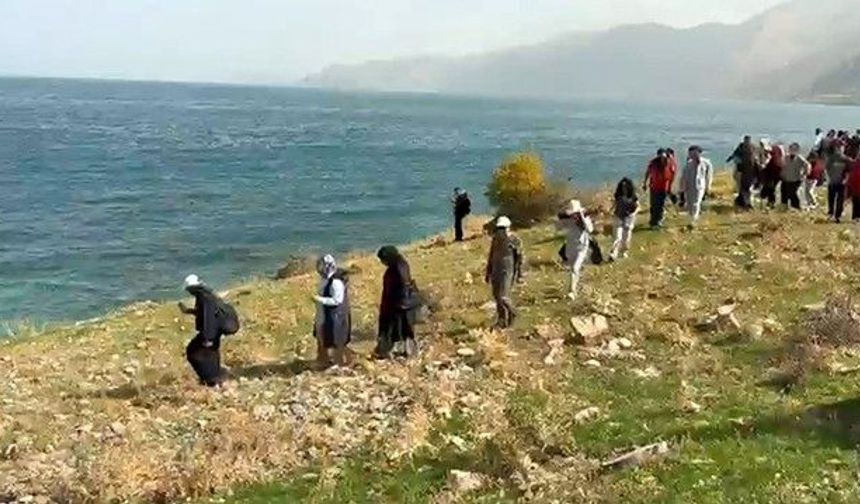 Tatvan’da Van Gölü İçin Doğa Yürüyüşü Düzenlendi