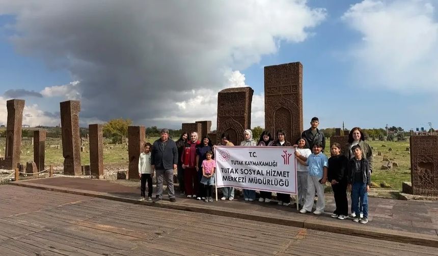 Tutaklı Çocuklar Ahlat’ın Tarihi Mirasını Keşfetti