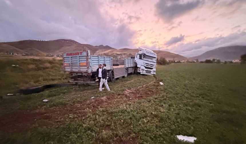 Van Bitlis Kara Yolunda Tır Şarampole Yuvarlandı: 1’i Ağır 2 Yaralı