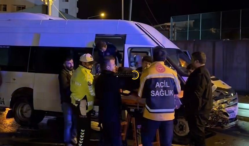 Tatvan’da Otomobil ile Minibüs Çarpıştı! 1 Kişi Yaralandı