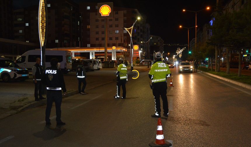 Tatvan’da 100 polisin katılımıyla trafik denetimi asayiş uygulaması yapıldı