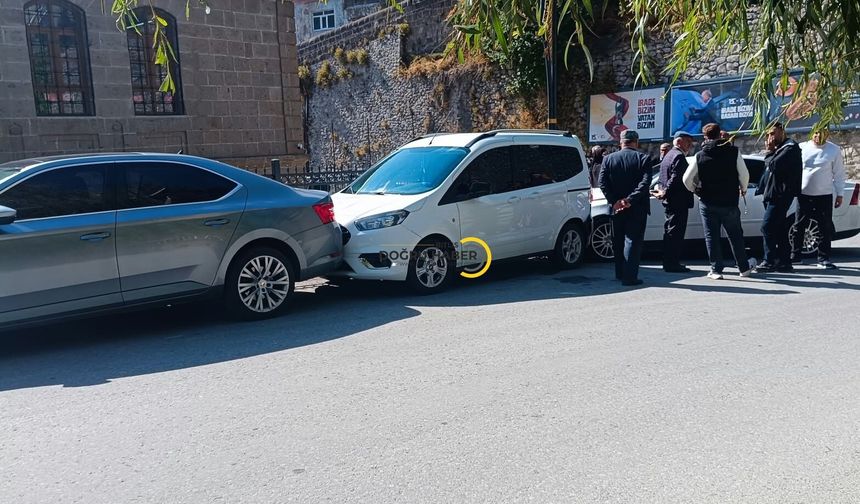 Bitlis'te Maddi Hasarlı Trafik Kazası