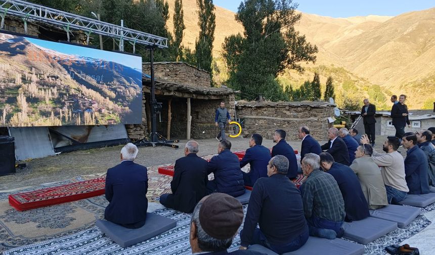 Bitlis’te Bir İlk! “Tatlı Hasat” Filminin Galası Köyde Toprak Damda Yapıldı