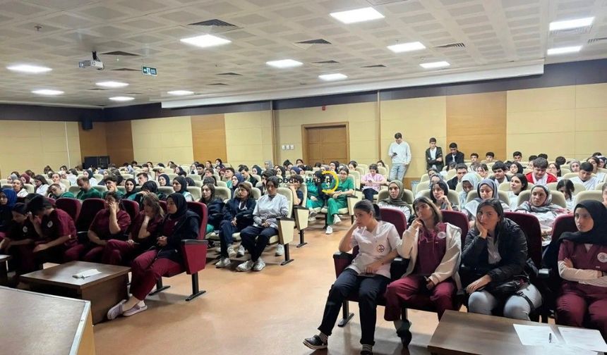 Bitlis Devlet Hastanesi’nde Stajyer Öğrencilere Güvenli Çalışma Eğitimi