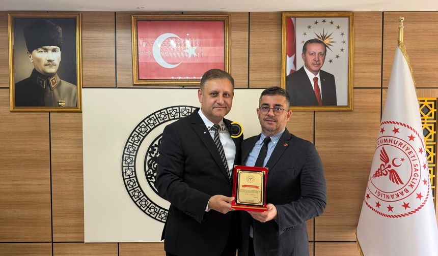 Bitlis’te Op. Dr. Barış Sarıçoban’a Anlamlı Veda: Emekleri Plaketle Taçlandırıldı