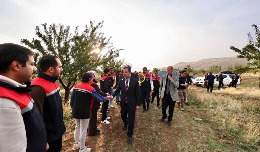 Güroymak’ta Badem Hasadı Bereketi! Vali Karakaya Üreticilerle Bir Araya Geldi