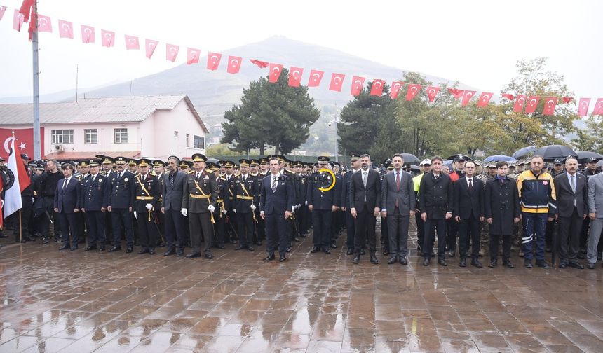 Bitlis’te Cumhuriyet Bayramı öncesi çelenk sunma töreni düzenlendi