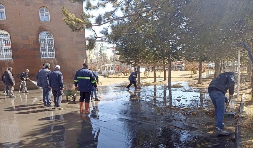 Ahlat Belediyesi Ramazan Ayında Temizlik Çalışmalarını Sürdürüyor