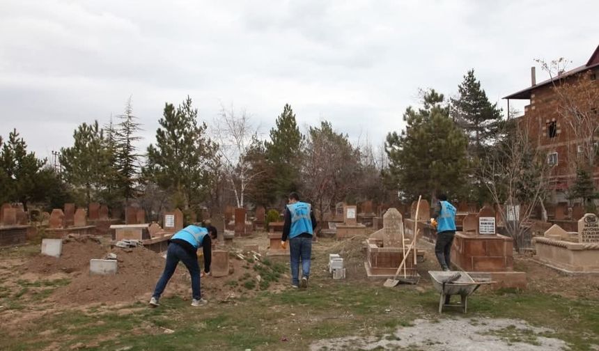 Ahlat Belediyesi’nden Bayram Öncesi Mezarlık ve Refüj Bakımı