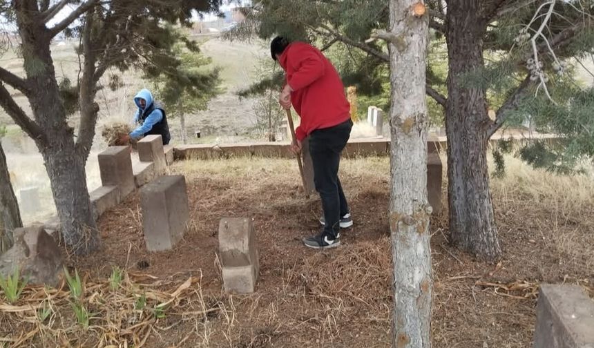 Ahlat Belediyesi Mezarlıklarda Bakım ve Temizlik Çalışmalarını Sürdürüyor