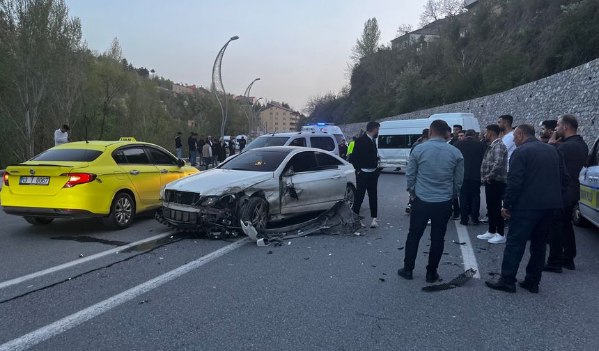 İki araç kafa kafaya çarpıştı. Yaralılar var