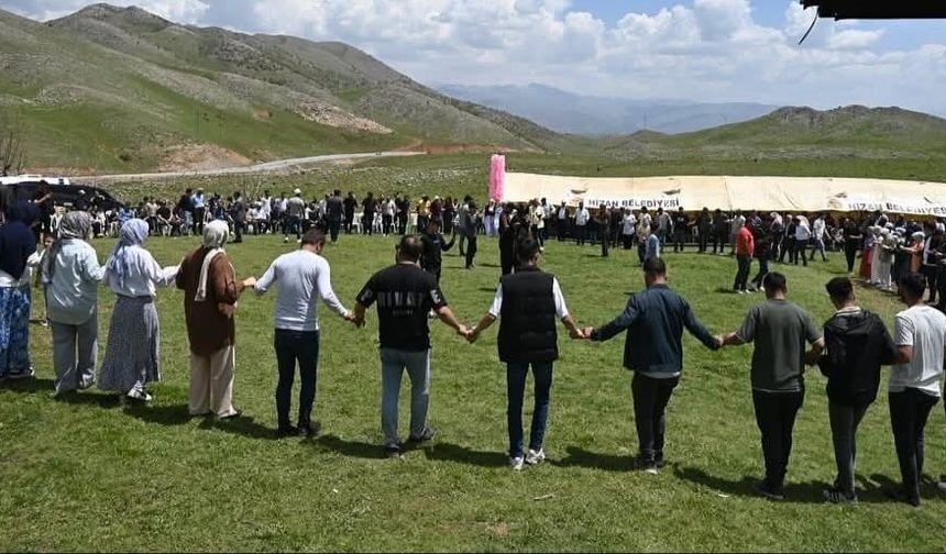 Hizan Belediyesi’nden Kültür ve Sanata Büyük Destek: 1. Geleneksel Kenger Festivali’ne Yoğun İlgi