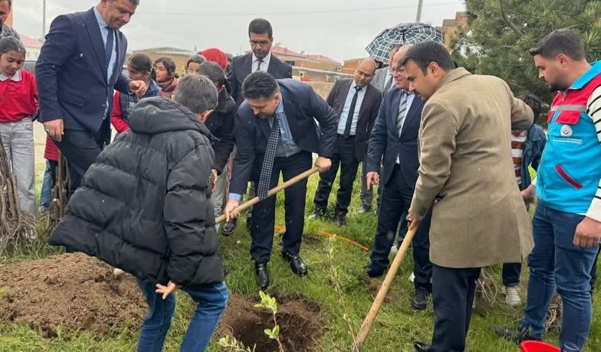 Ahlat'ta "Her Çocuk Bir Fidan" Projesiyle Anlamlı Etkinlik