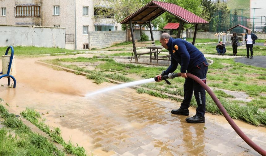 Bitlis Belediyesi park ve bahçelerde temizlik çalışmasına başladı