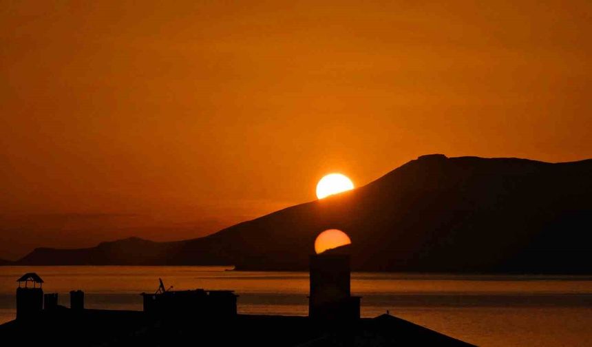 Tatvan’da Gündoğumu Mest Ediyor